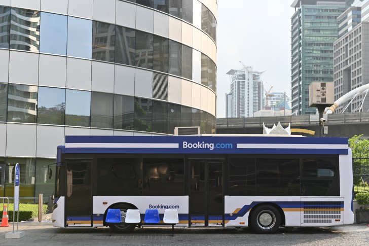 บริษัท Booking.com เปิดตัว Bangkok Booking Bus รถบัสพักได้